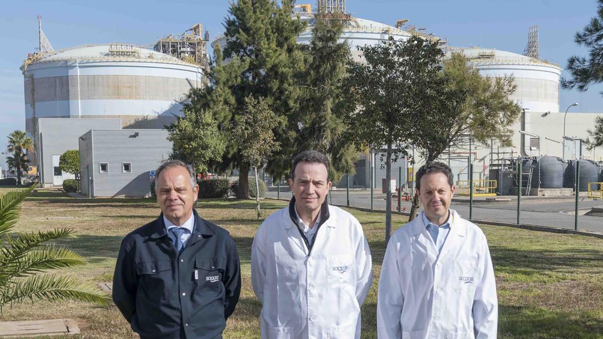 El director general de Saggas, Santiago Álvarez; el consejero delegado de Enagás, Arturo Gonzalo; y el consejero delegado de Holcim España, Ricardo de Pablos, en una visita a la planta de GNL de Saggas en Sagunto. 