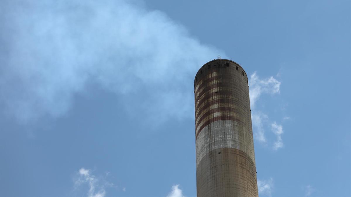 Imagen de una chimenea en la Central Térmica Teruel.