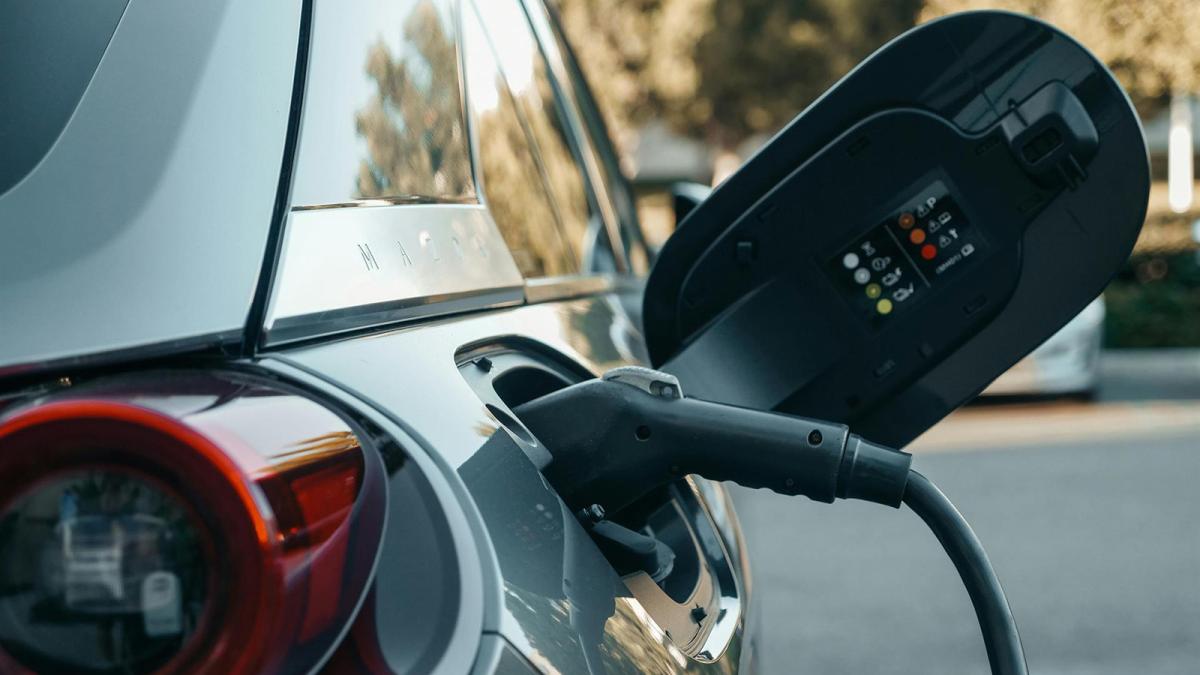 Un coche eléctrico recargando.