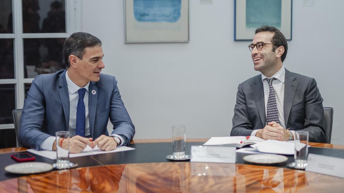 El presidente del gobierno, Pedro Sánchez y el ministro de Economía, Carlos Cuerpo.