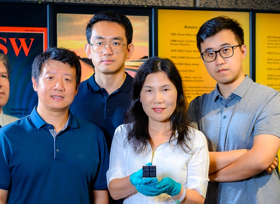 El equipo de investigación de la UNSW con la célula solar de kesterita que ha batido el récord. En la foto, Jialiang Huang, Kaiwen Sun, Xiaojing Hao y Ao Wang.