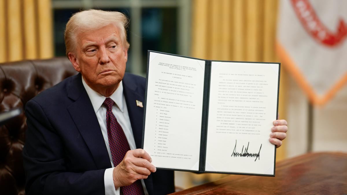 El presidente de EEUU, Donald Trump, firma sus primeras órdenes ejecutivas.