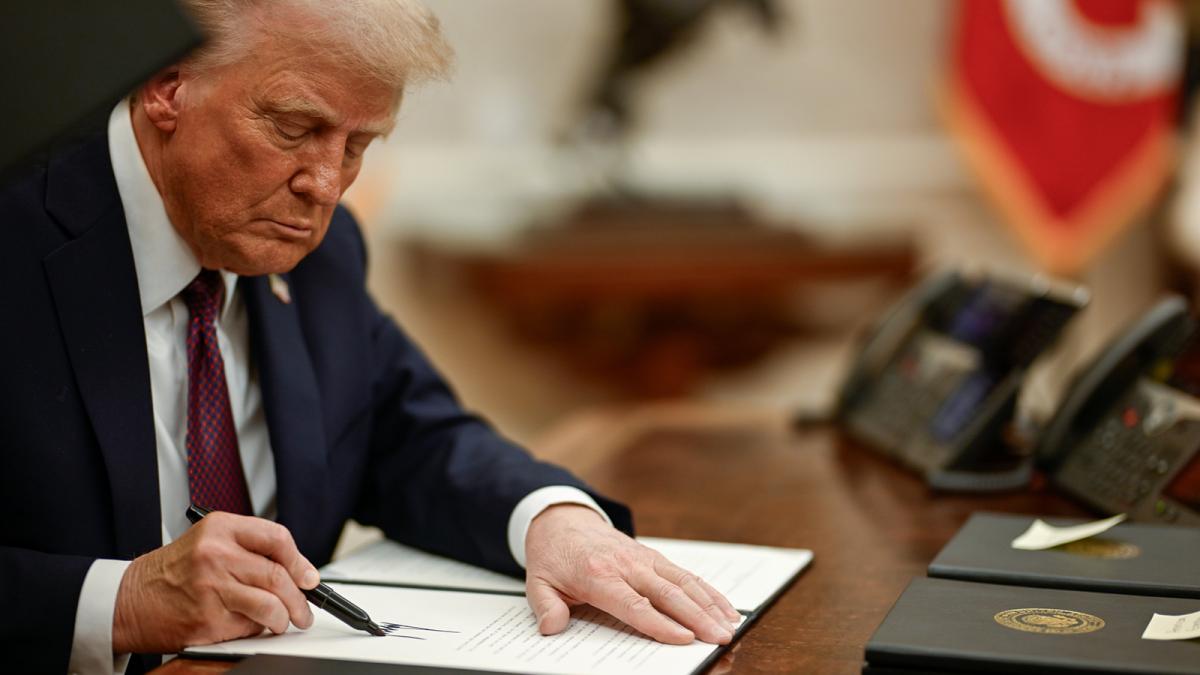 El presidente de EEUU, Donald Trump, firma sus primeras órdenes ejecutivas.