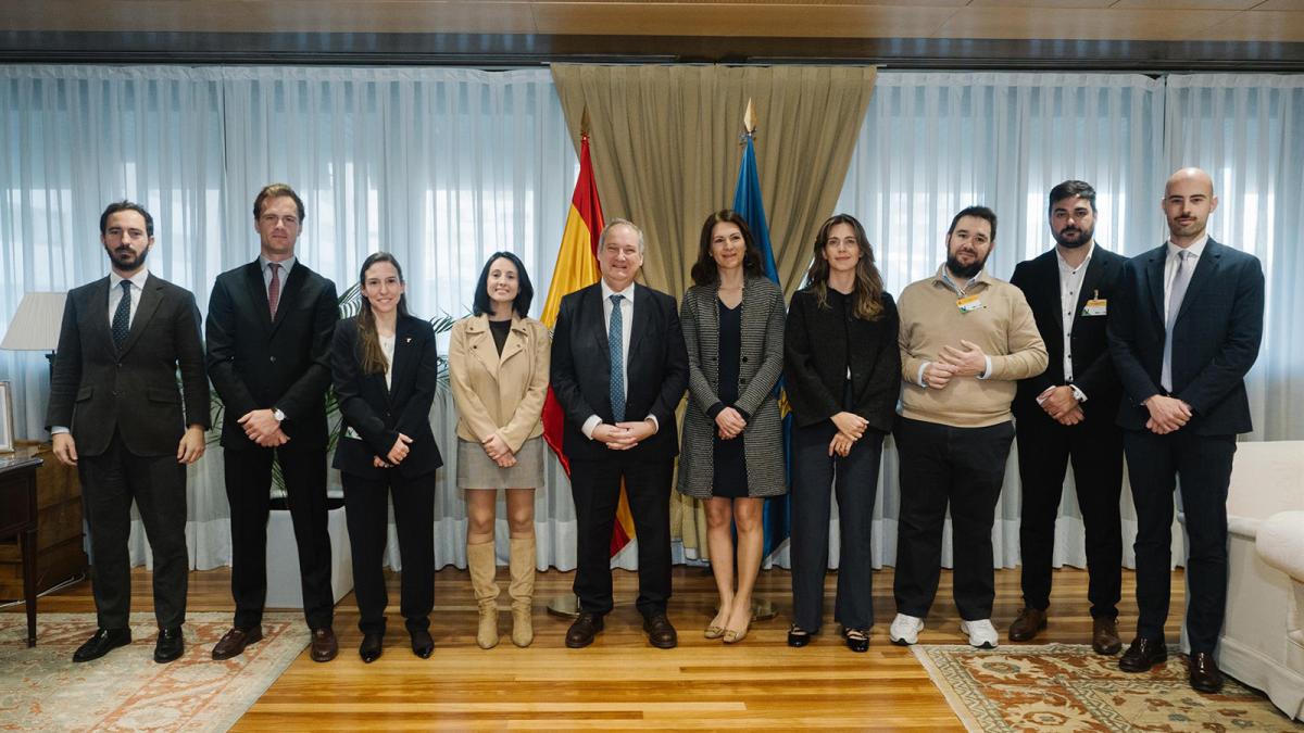 El ministro de Industria y Tursimo, Jordi Hereu, se reúne con la Asociación de Operadores de Recarga Ultrarrápida en la que se encuentra Tesla.