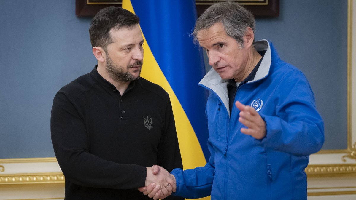 El presidente de Ucrania, Volodímir Zelenski y el director general del OIEA, Rafael Grossi,