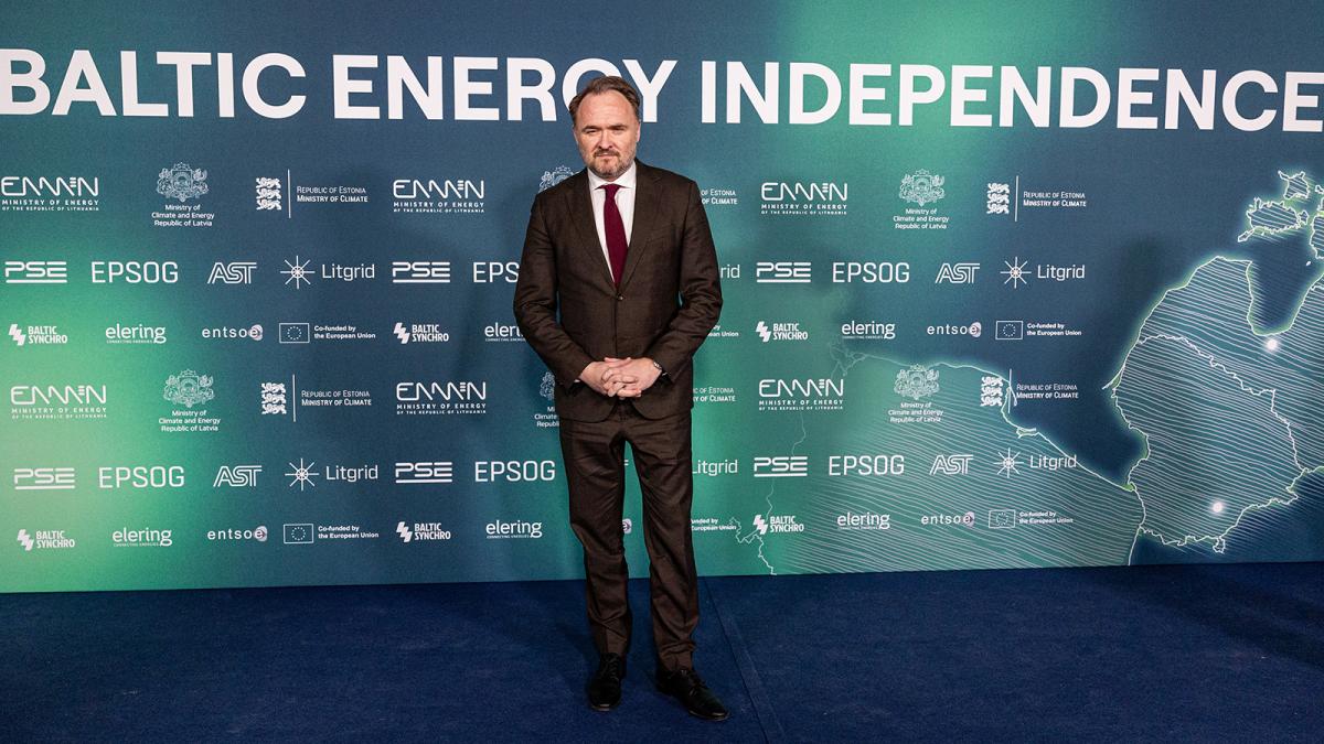 El comisario europeo de Energía da la bienvenida a la desconexión de los bálticos de la red eléctrica rusa