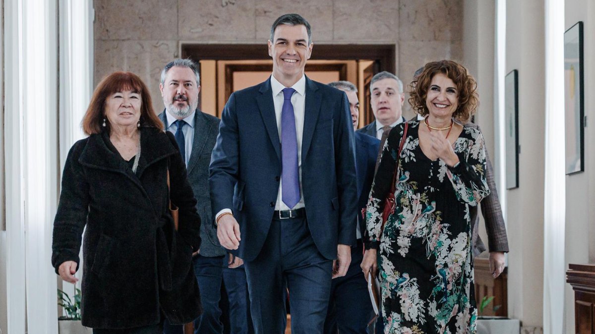 La presidenta del PSOE, Cristina Narbona; el presidente del Gobierno y secretario general del PSOE, Pedro Sánchez y la vicesecretaria general del PSOE y vicepresidenta primera del Gobierno y ministra de Hacienda, María Jesús Montero.