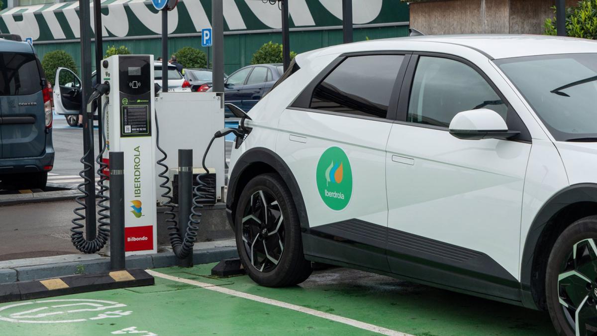 Carga de vehículos eléctricos consecuencia de un acuerdo entre Eroski e Iberdrola.