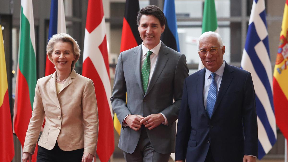 La Presidenta de la Comisión Europea, Ursula Von der Leyen (izda.), y el Presidente del Consejo, Antonio Costa, reciben al Primer Ministro de Canadá, Justin Trudeau (dcha.), antes de su reunión en Bruselas. 