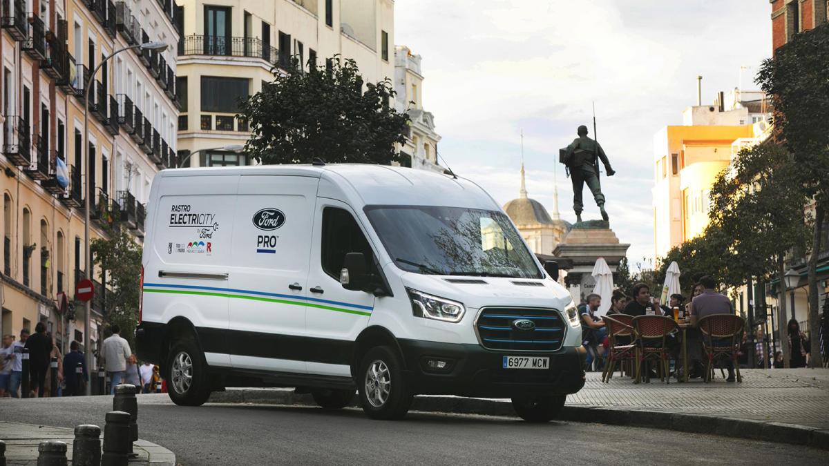 Ford España cede una nueva E-Transit Custom a los comerciantes del 'Rastro Electricity' en Madrid