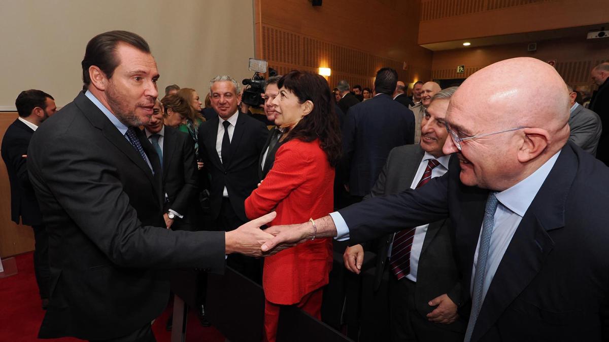 El ministro de Transportes y Movilidad Sostenible, Óscar Puente, y la ministra de Igualdad, Ana Redondo, saludan al alcalde de Valladolid, Jesús Julio Carnero. 