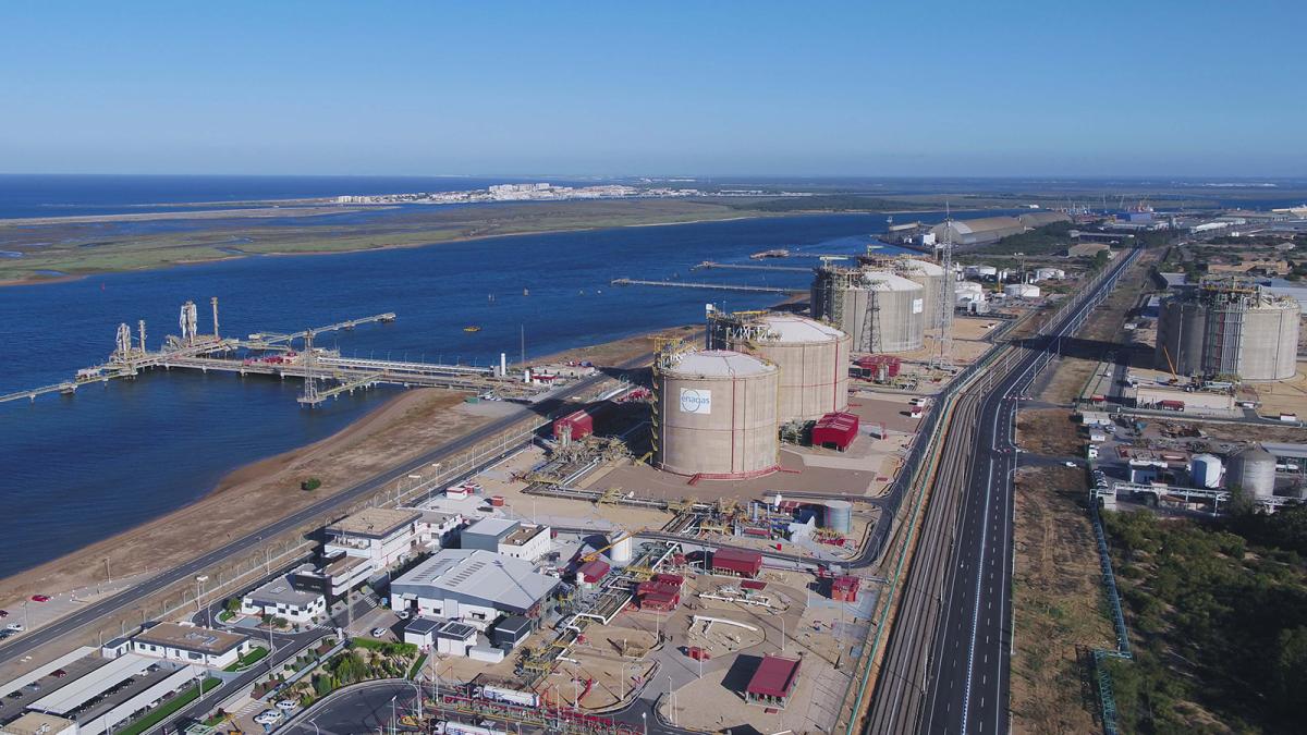 Las plantas de Enagás en Barcelona y Huelva, preparadas para abastecer bioGNL a barcos y camiones cisterna