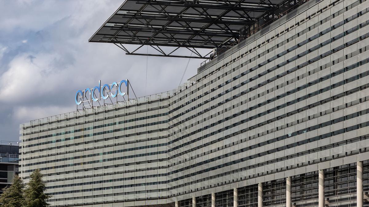 Endesa atribuye el apagón del domingo en La Palma a daños en un cable por maquinaria