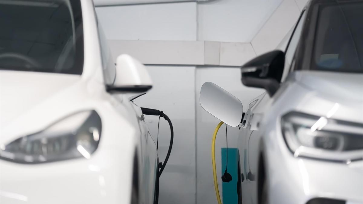 Dos coches cargándose en un punto de carga público para coches eléctricos, a 14 de febrero de 2025, en Barcelona.