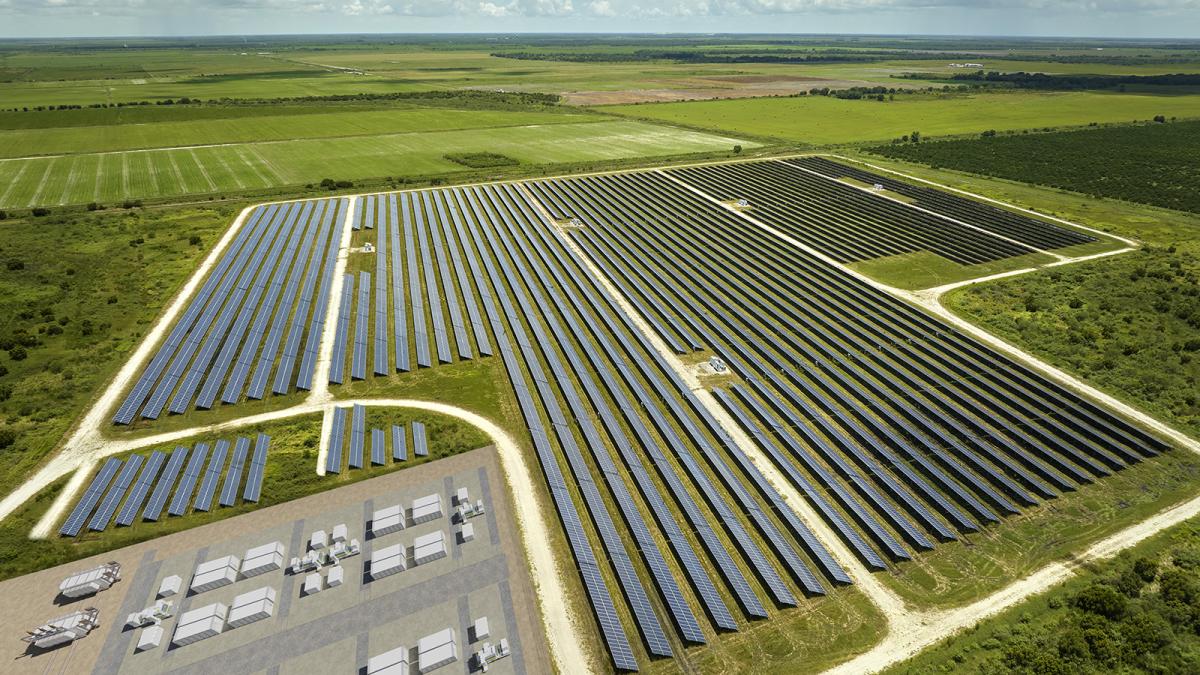 Trinasolar está suministrando al proyecto Sandon Brook de Low Carbon, en el Reino Unido, una solución pionera integrada de energía solar fotovoltaica y almacenamiento, similar a la de la foto.