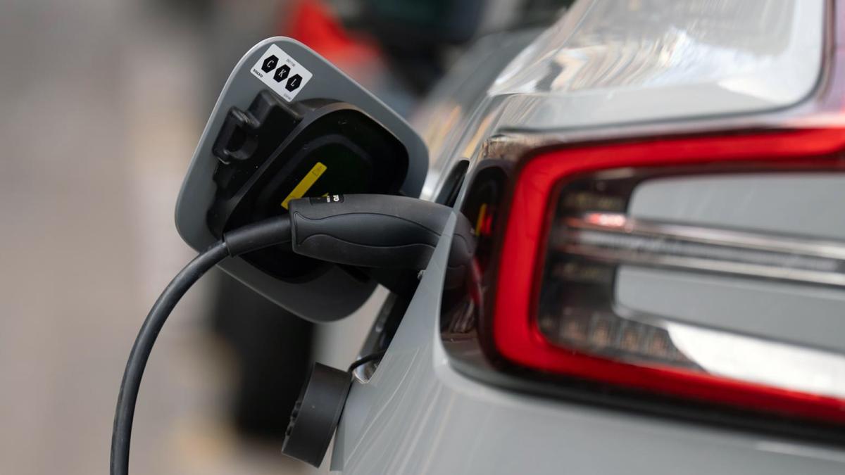 Un coche cargándose en un punto de carga público para coches eléctricos, a 14 de febrero de 2025, en Barcelona.