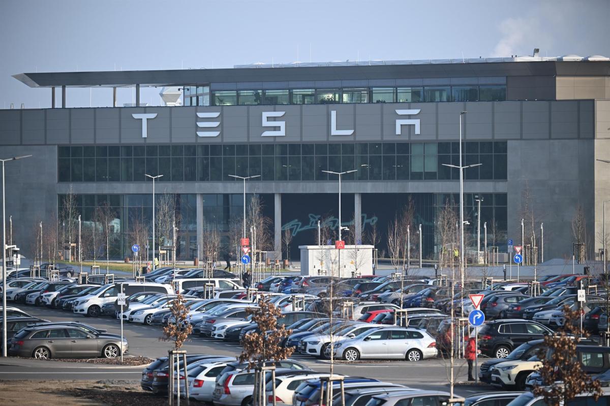 Los trabajadores de Tesla en Alemania reclaman mejores condiciones laborales en la planta de Grünheide