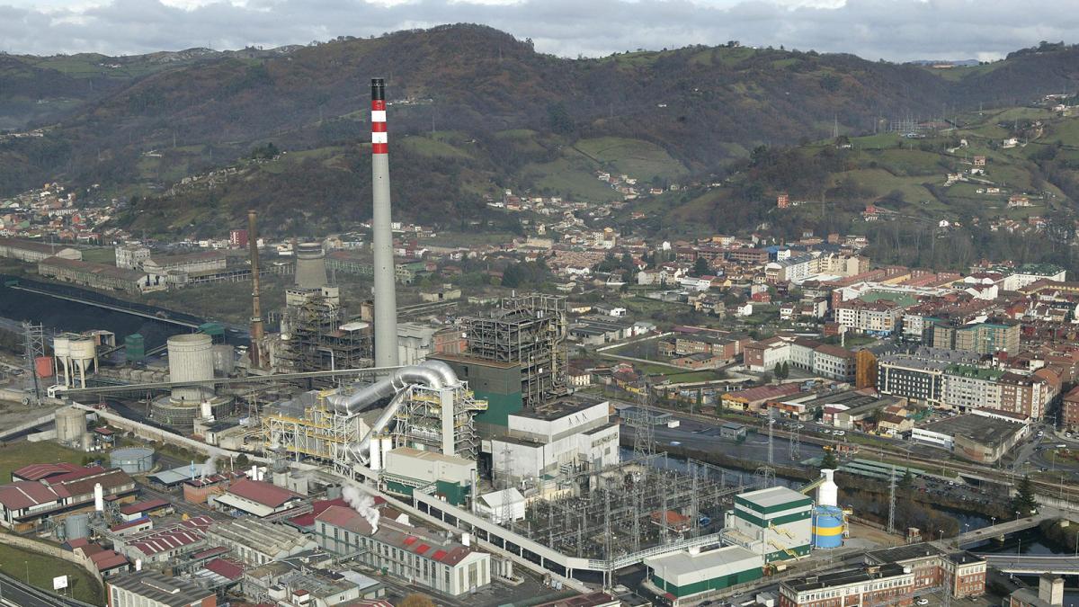 Iberdrola concluye el derribo de la chimenea de la antigua Central Térmica de Lada en Asturias.