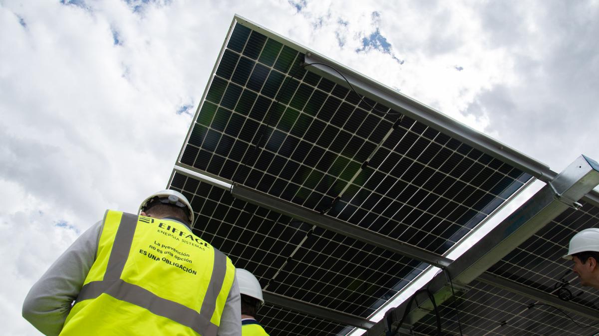 La fotovoltaica afirma que poder controlar la tensión en la red abaratará las restricciones técnicas