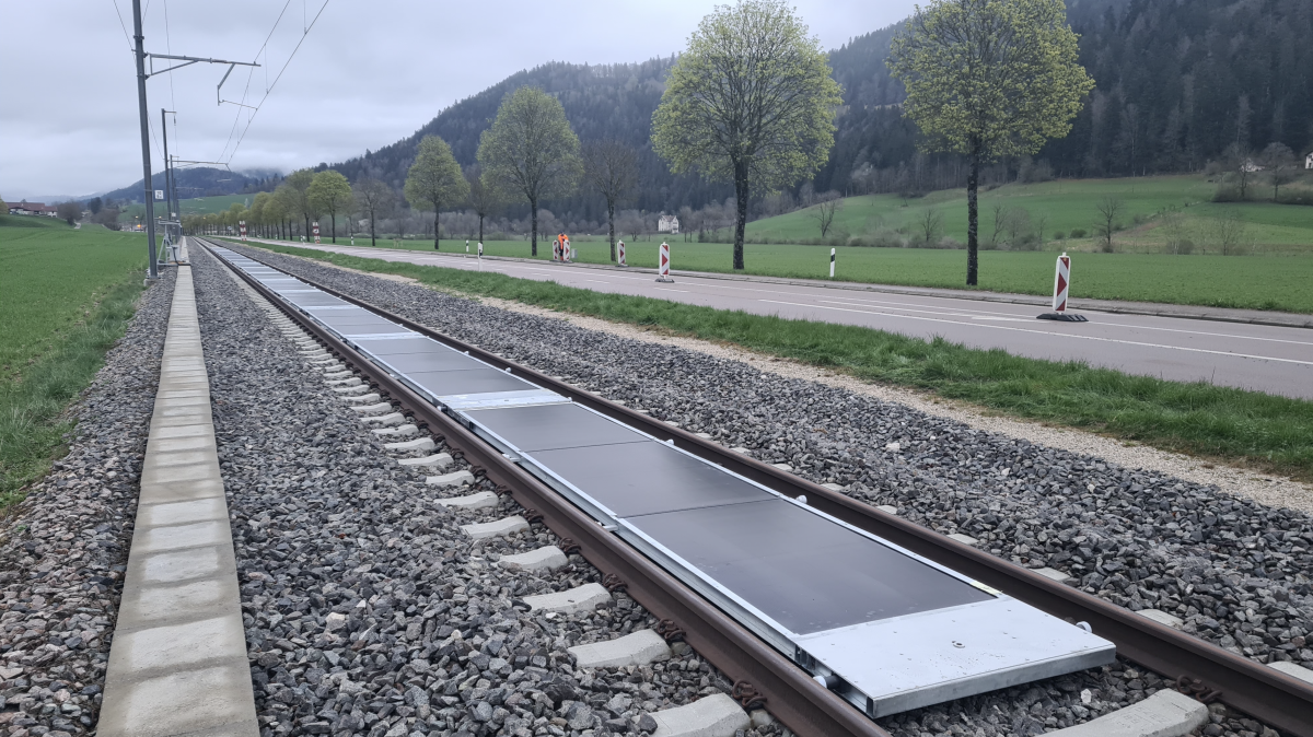 Instalación fotovoltaica sobre la vía férrea en Suiza.