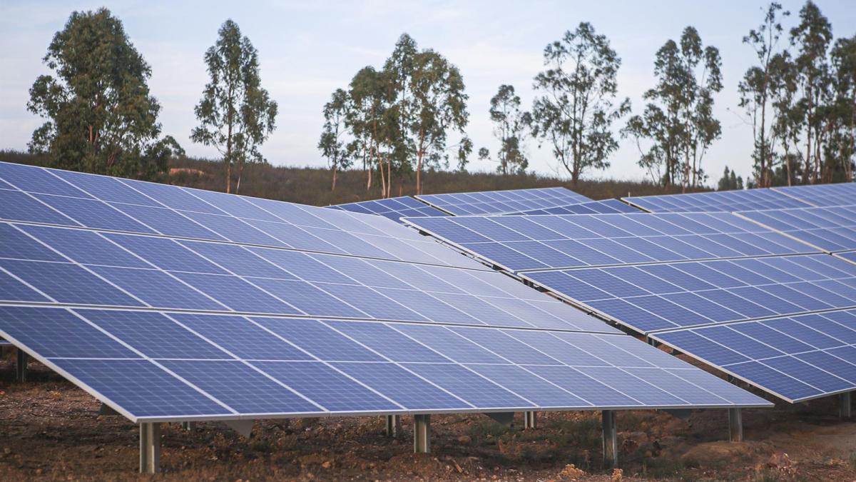 La fotovoltaica se defiende ante las críticas por el apagón: "cumplimos con todos los requisitos técnicos y la normativa"