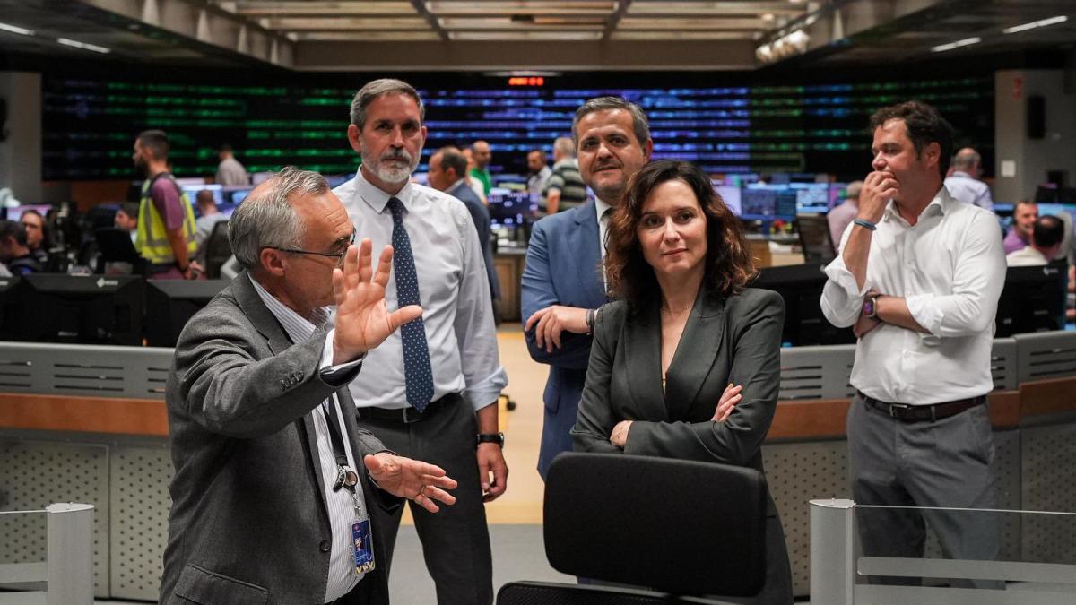 Isabel Díaz Ayuso visita el Metro de Madrid para conocer la vuelta a la normalidad tras el apagón en las instalaciones.
