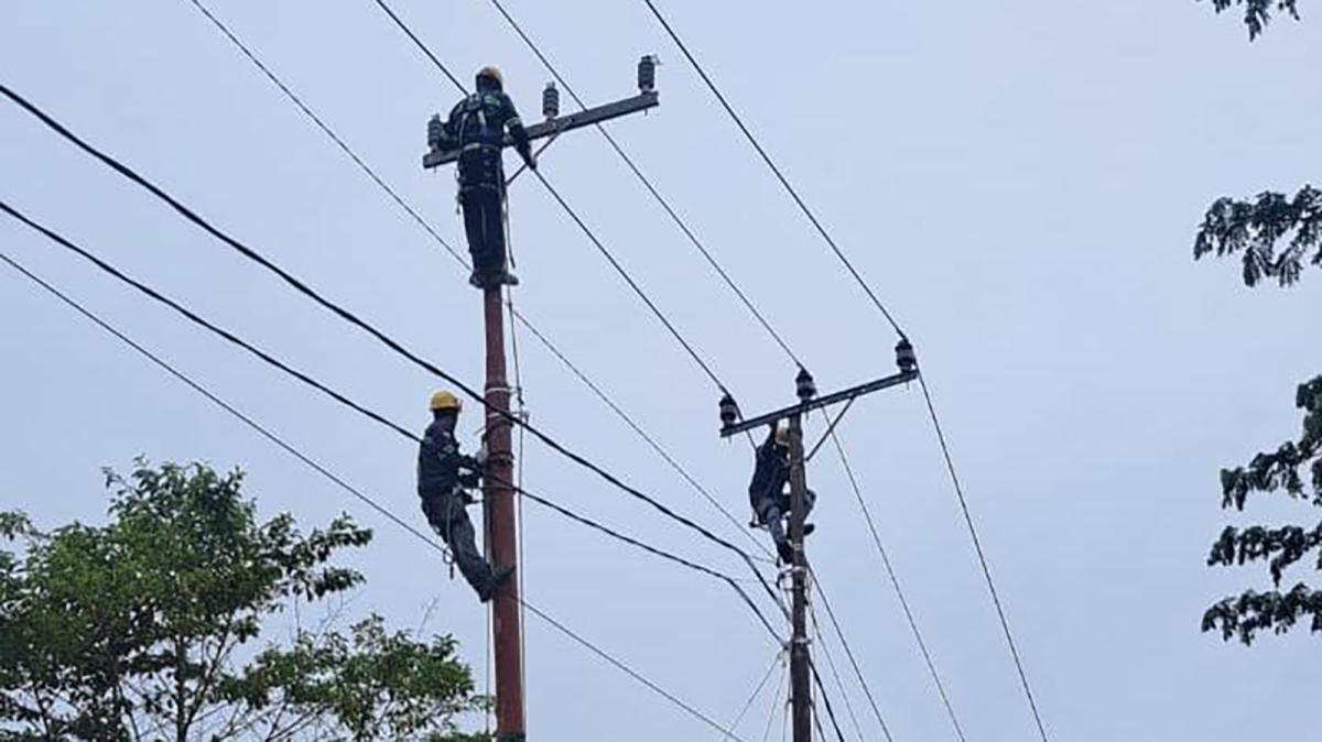 Trabajadores de Perusahaan Listrik Negara (PLN) en Bali (Indonesia).