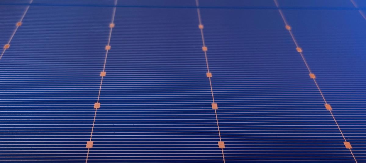 Célula solar con metalización en pasta de cobre serigrafiada.