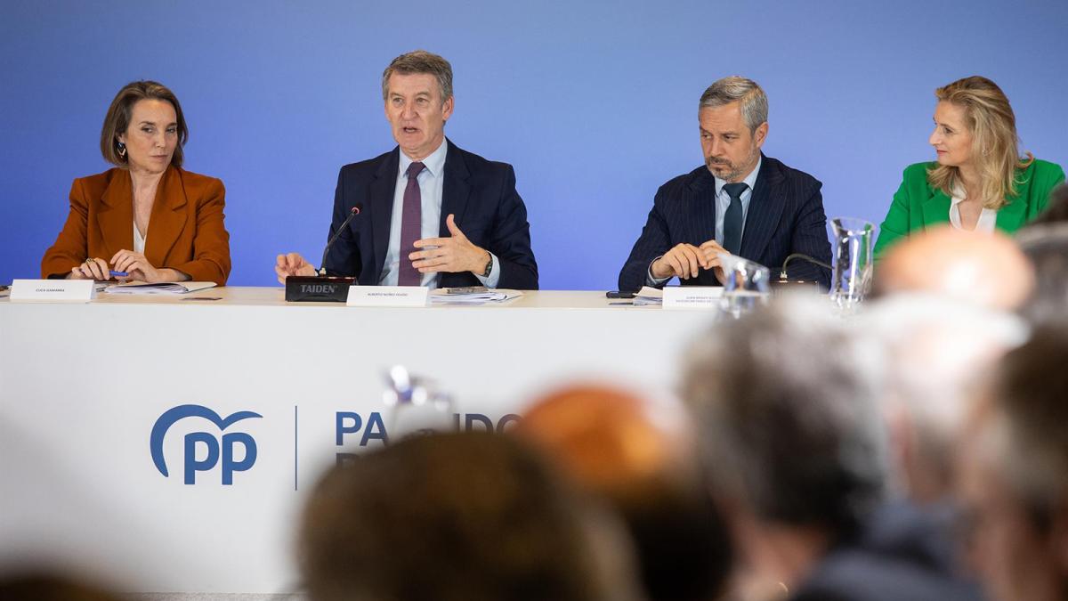 La secretaria general del PP, Cuca Gamarra; el presidente del PP, Alberto Núñez Feijóo, el vicesecretario de Economía, Juan Bravo, y la senadora del PP Paloma Martín. 