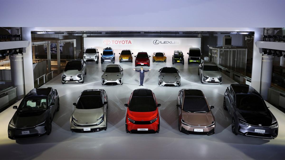 Akio Toyoda posando con el futuro de sus dos marcas,Toyota y Lexus.