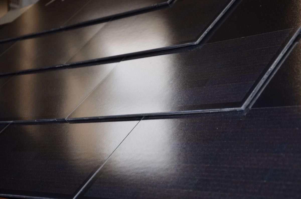 Fraunhofer ISE establece una línea piloto de producción de tejas solares con tecnología de tejas matriciales de la suiza Freesuns