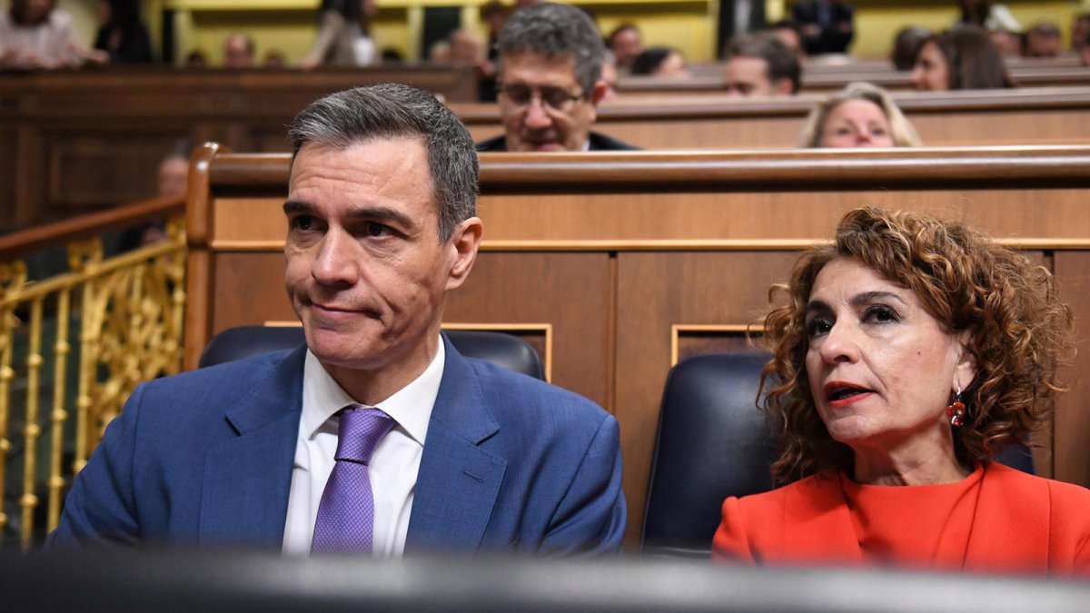 El Gobierno reduce el IVA al 10% de los combustibles, la luz y el gas y elimina el impuesto a la producción eléctrica