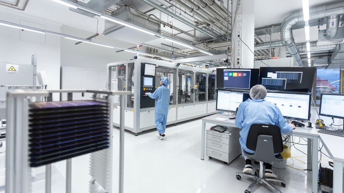 El comprobador automático de células solares en línea en PV-TEC con su ordenador principal para el análisis avanzado de los datos de medición.