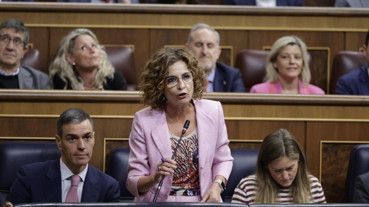 Montero acusa al PP de ser el portavoz de los lobbies de banca y energéticas por rechazar sus impuestos extra