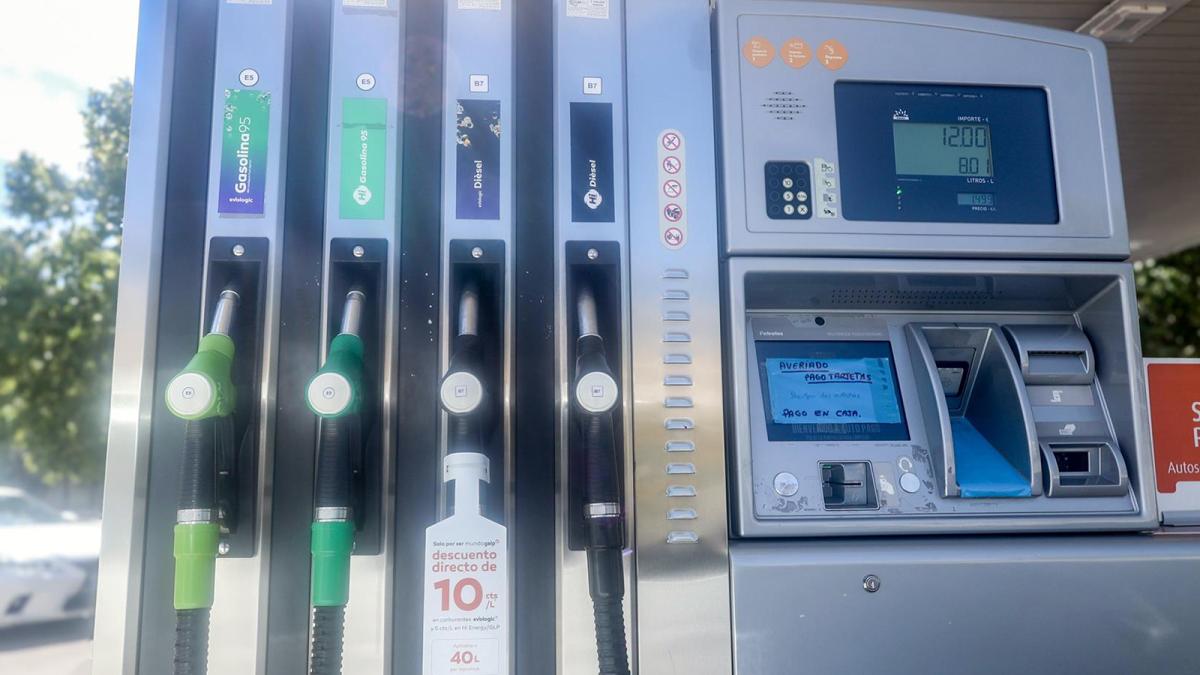 El diésel marca nuevo mínimo anual tras seis semanas de bajadas y la gasolina sube ligeramente