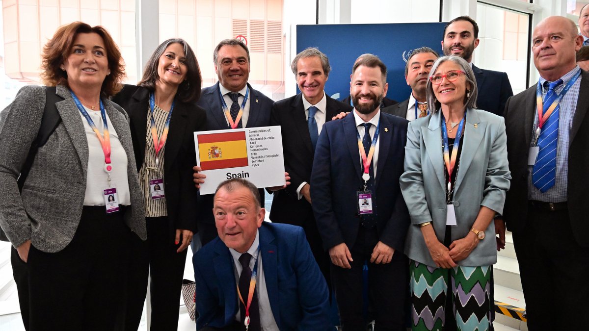 Rafael Mariano Grossi,director general del OIEA, se une a la foto de familia con los alcaldes en la Participación de las Partes Interesadas en los Programas de Energía Nuclear 2025.