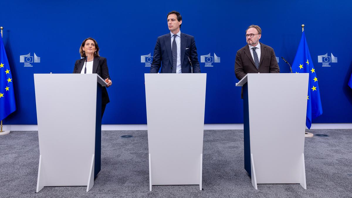 Teresa Ribera, vicepresidenta ejecutiva de la Comisión Europea para una transición limpia, justa y competitiva, y Wopke Hoekstra, comisario europeo de Clima, Cero Neto y Crecimiento Limpio, y Dan Jørgensen, comisario europeo de Energía y Vivienda.