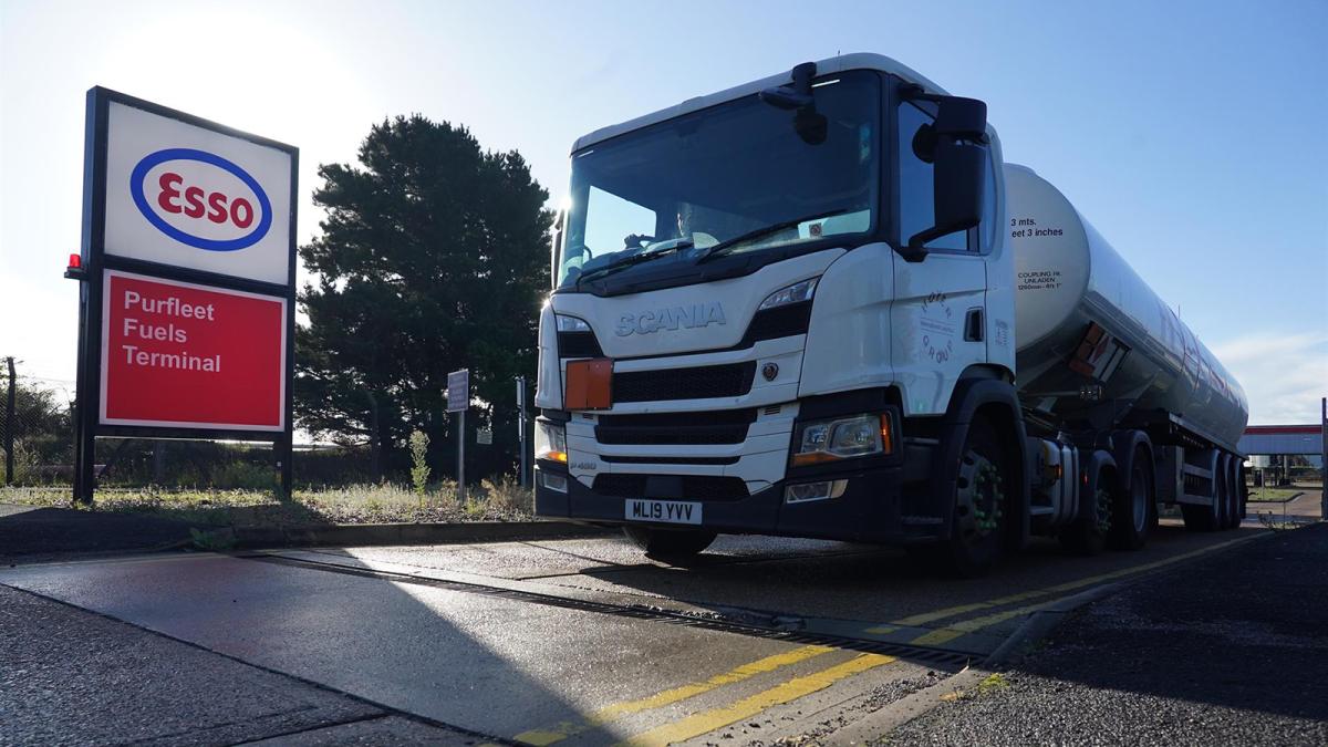 Un camión cisterna sale del depósito de combustibles de Esso Purfleet en Essex el día en que alrededor de 200 militares.