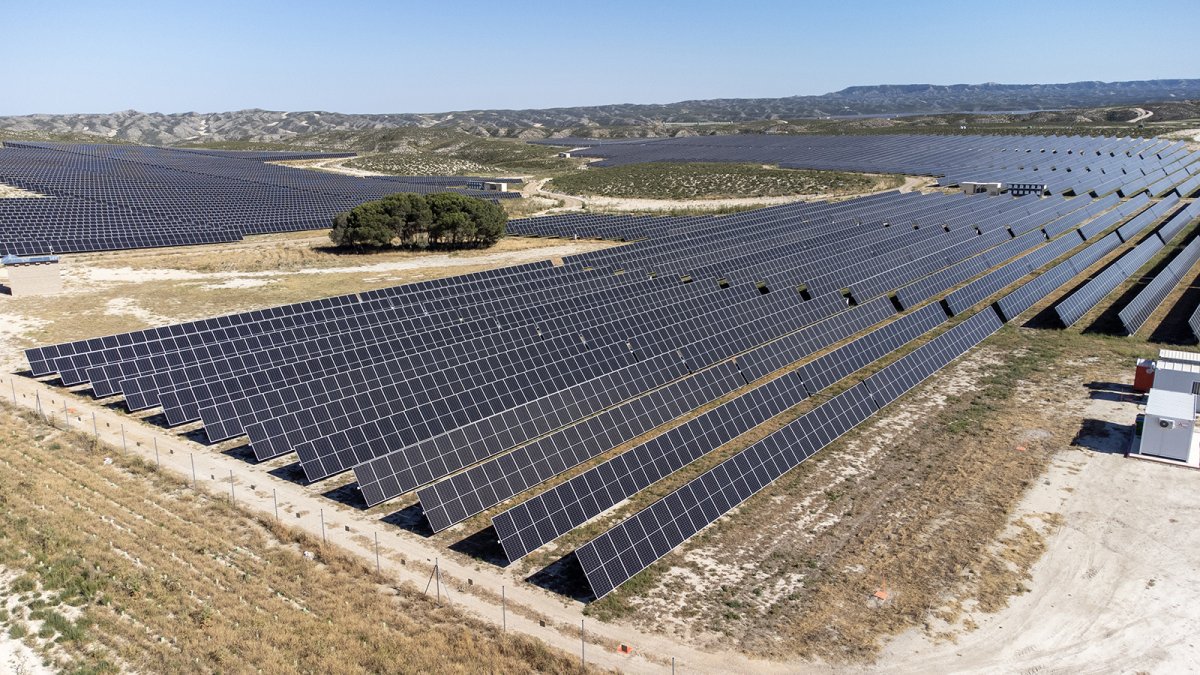 La francesa Reden inaugura una planta fotovoltaica de 34 MW en Zaragoza.