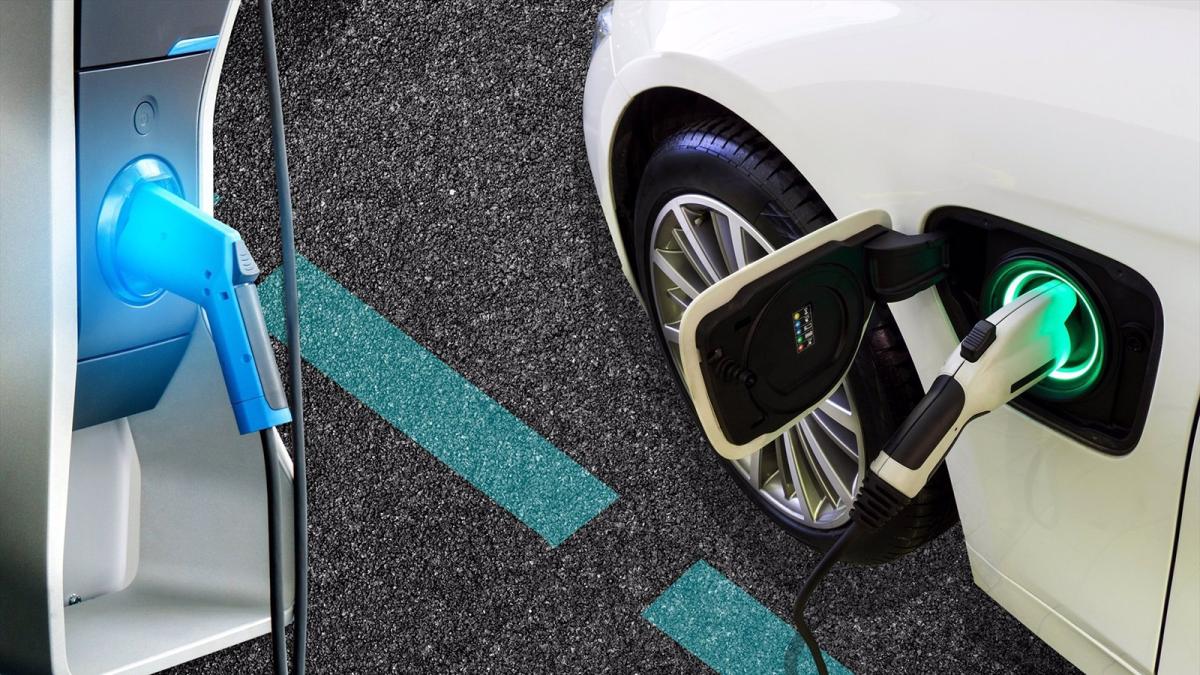 Cargar un coche eléctrico en España es diez euros más barato que en Alemania, que es el país más caro