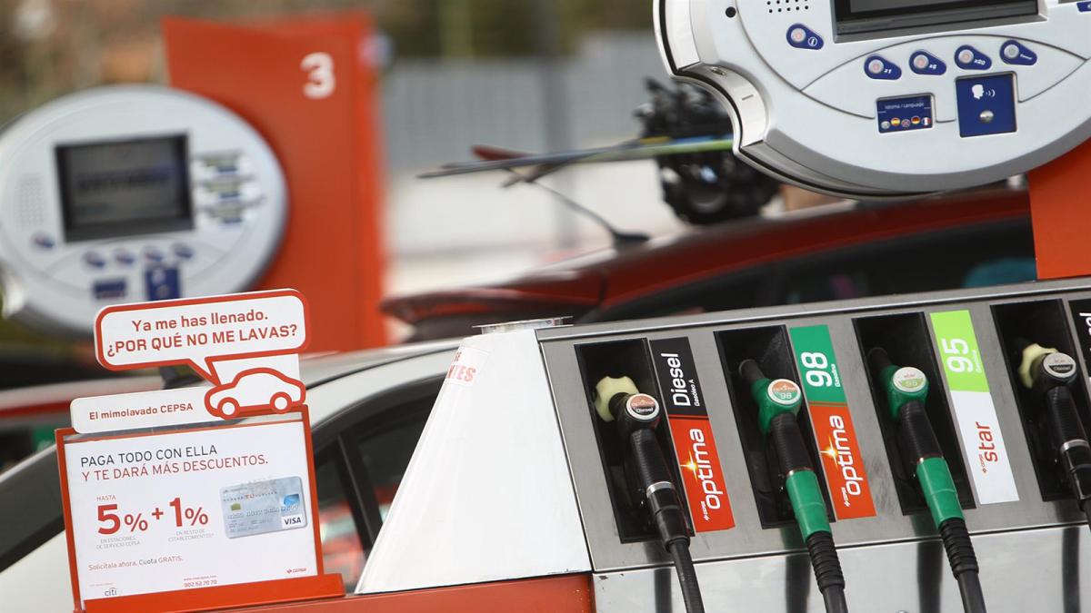 Los carburantes prosiguen su tendencia a la baja y se abaratan hasta casi un 6% en lo que va de año