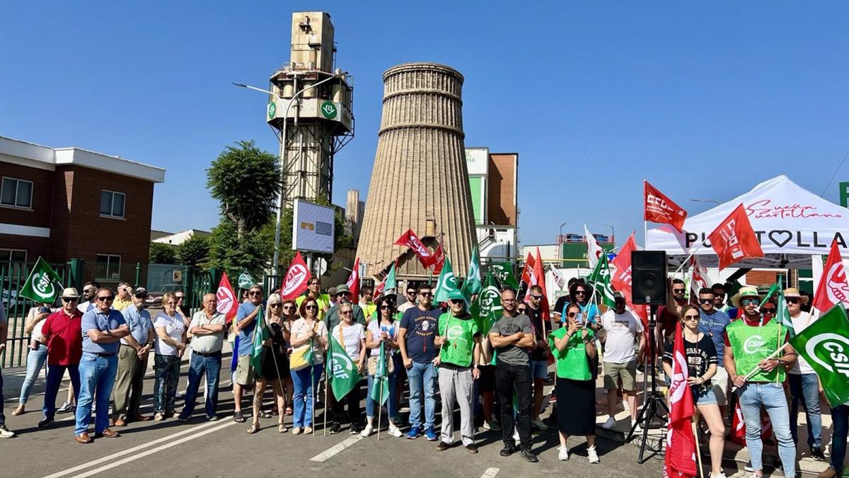 Empleados de Fertiberia cumplen el cuarto día de huelga "entre la preocupación y la ansiedad"