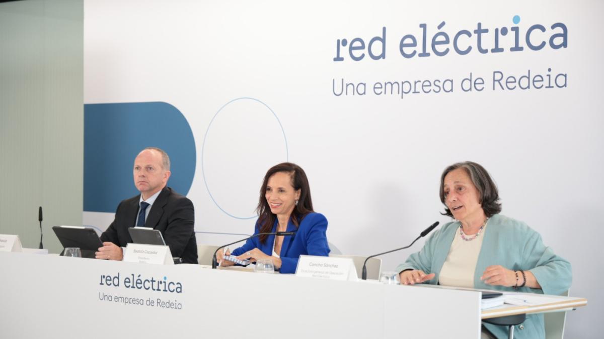 La presidenta no ejecutiva de Redeia, Beatriz Corredor; el CEO de Redeia, Roberto García Merino, y la directora general de Operación de Red Eléctrica, Concha Sánchez, ofrecen una rueda de prensa en la sede de Red Eléctrica en Tres Cantos.