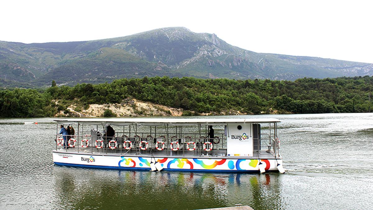 Un catamarán electrosolar surca las aguas del Ebro en el embalse de Sobrón, cerca de Álava