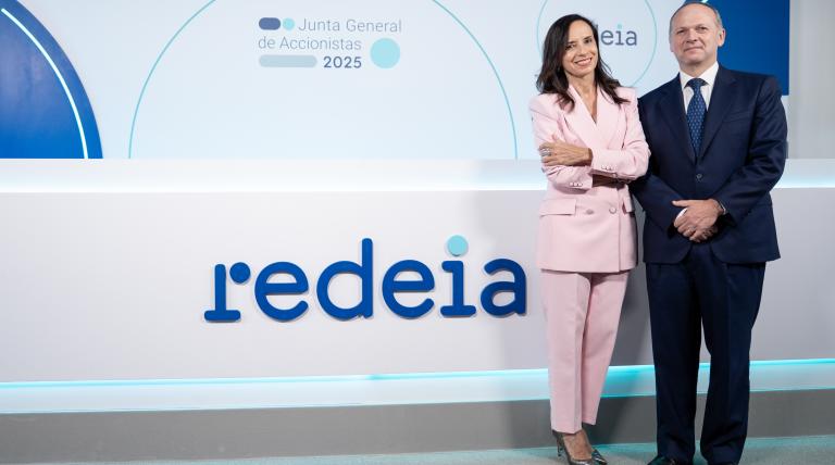 Un concejal del PP la lía en la Junta de Red Eléctrica: "Sois unos cobardes"