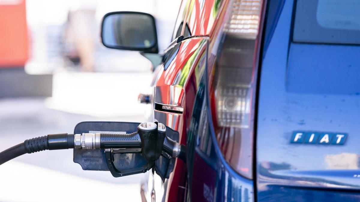 Los precios de la gasolina y el diésel suben casi un 2% al arranque de la primera operación salida del verano