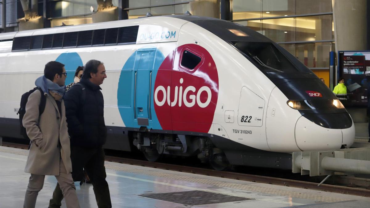 El nuevo tren de alta velocidad Ouigo a su llegada a la estación María Zambrano.