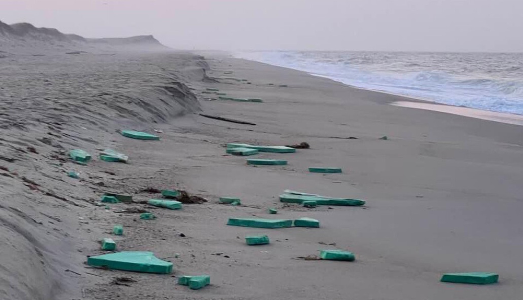 Restos de la pala eólica averioada del parque Vineyard Wind esparcidos por la costa de Nantucket en julio de 2024.