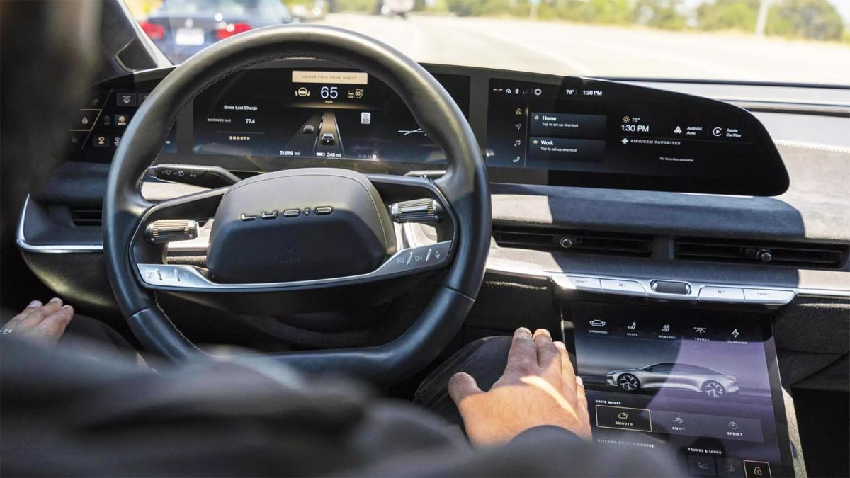 Lucid desafía a Tesla y estrena su nuevo sistema de conducción autónoma 2025