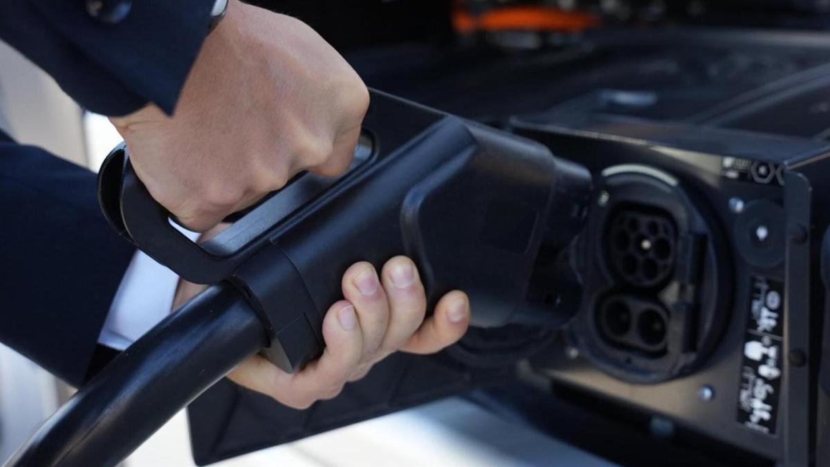 Endesa y Aedive abordan los retos de la tramitación de puntos de recarga de vehículos eléctricos